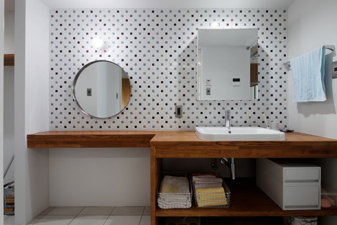 du veidrodžiai ant sienos vonios kambario interjere