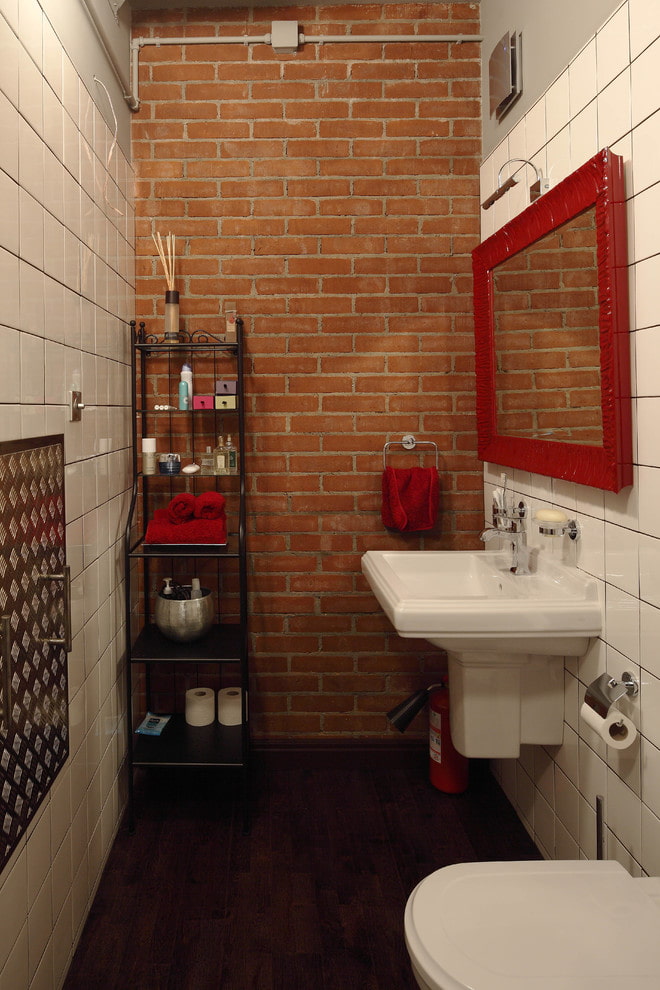 veidrodis raudoname rėmelyje vonios kambario interjere