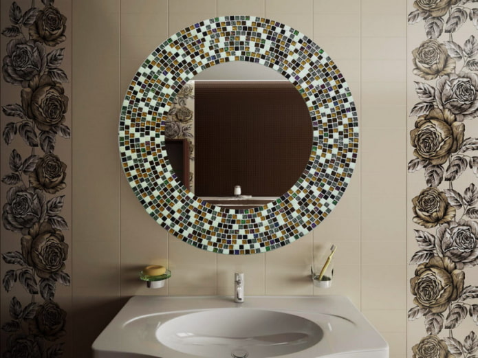 veidrodis su mozaika vonios kambario interjere