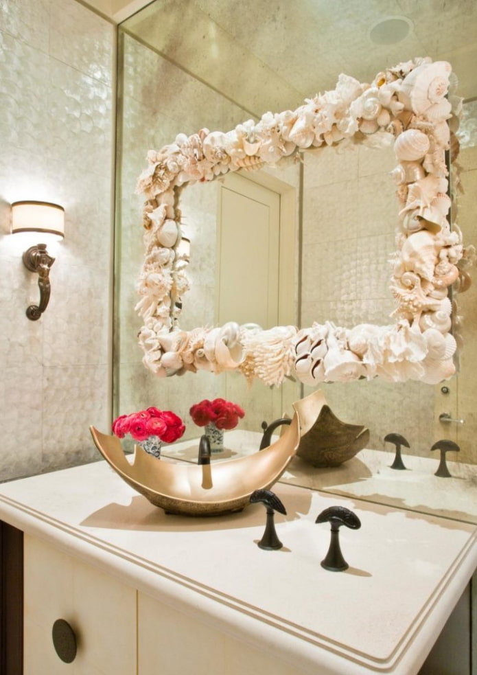 veidrodis su kriauklėmis vonios kambario interjere