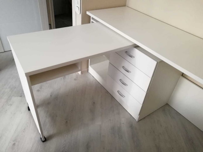 uitschuifbare tafel in het interieur