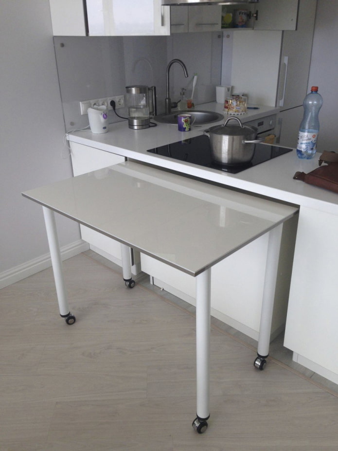 uittrekbare glazen tafel in het interieur