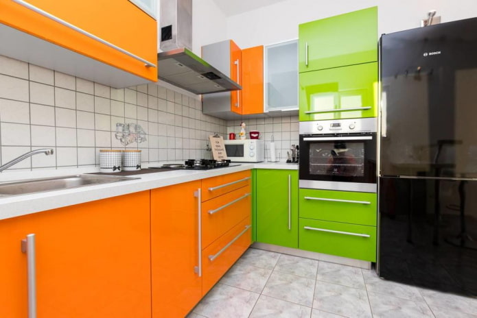 פנים המטבח בצבעים ירוק וכתום