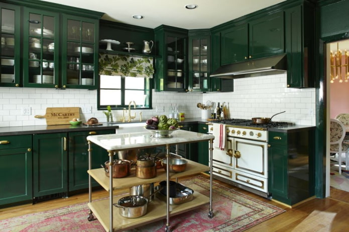 עיצוב מטבח בצבעים ירוקים כהים