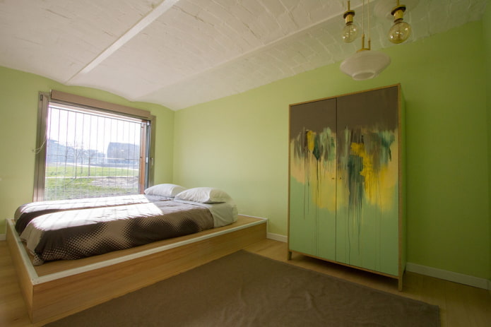 ריהוט בפנים חדר השינה בגוונים ירוקים