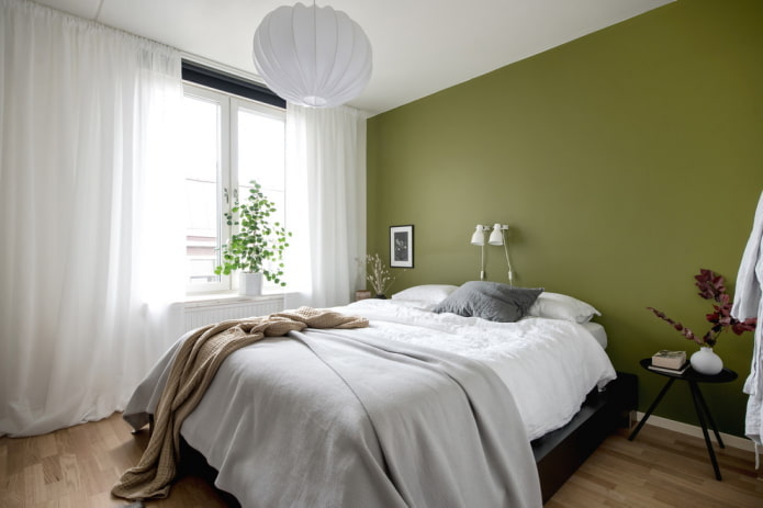 וילונות בחלק הפנימי של חדר השינה בגוונים ירוקים