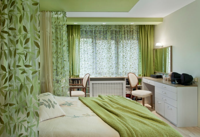 וילונות בחלק הפנימי של חדר השינה בגוונים ירוקים