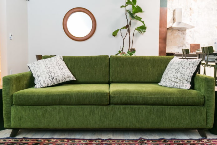 kanapé zöld szövet kárpitozással a belső térben