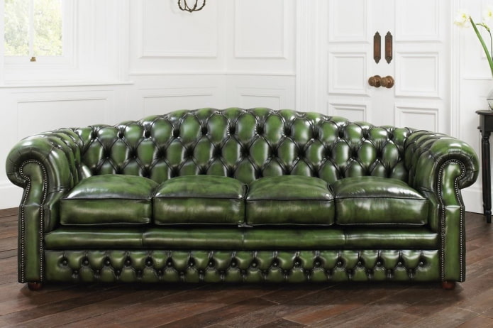 kanapé zöld bőr kárpitozással a belső térben