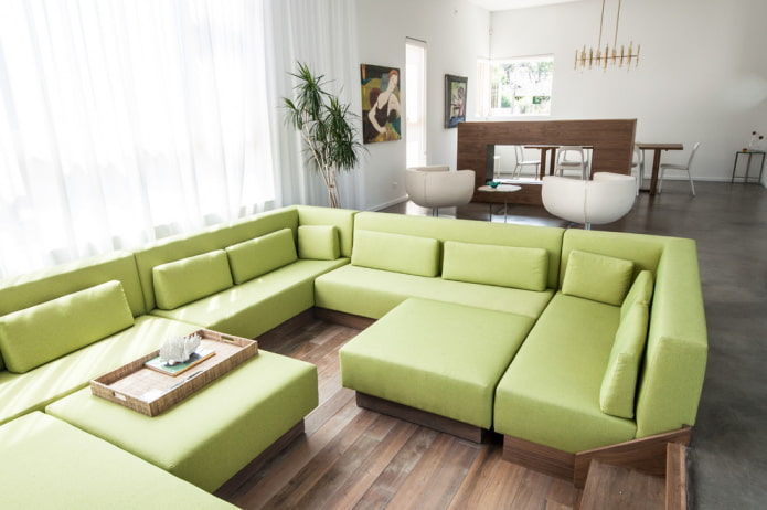 zöld moduláris kanapé a belső térben