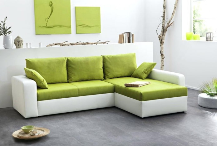 fehér-zöld kanapé a belső térben