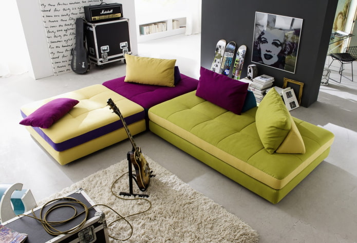 lila-zöld kanapé a belső térben