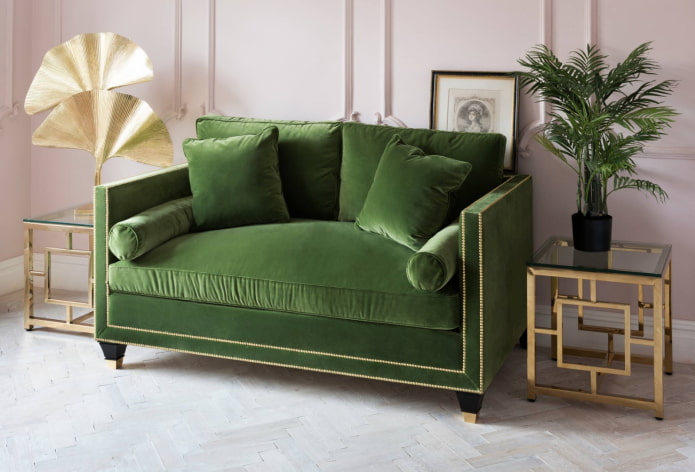 kis zöld kanapé a belső térben