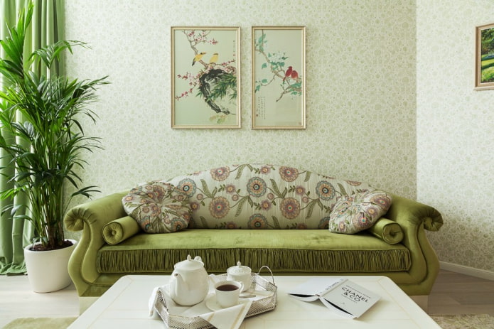 kanapé zöld kárpittal, virágokkal a belső térben
