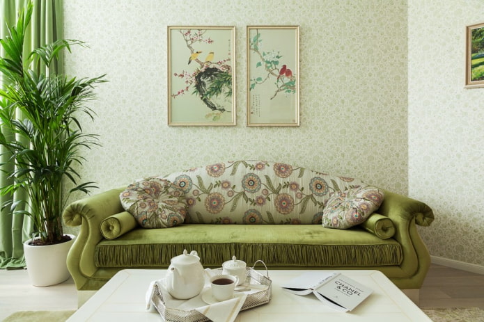 bank gestoffeerd in groen met bloemen in het interieur