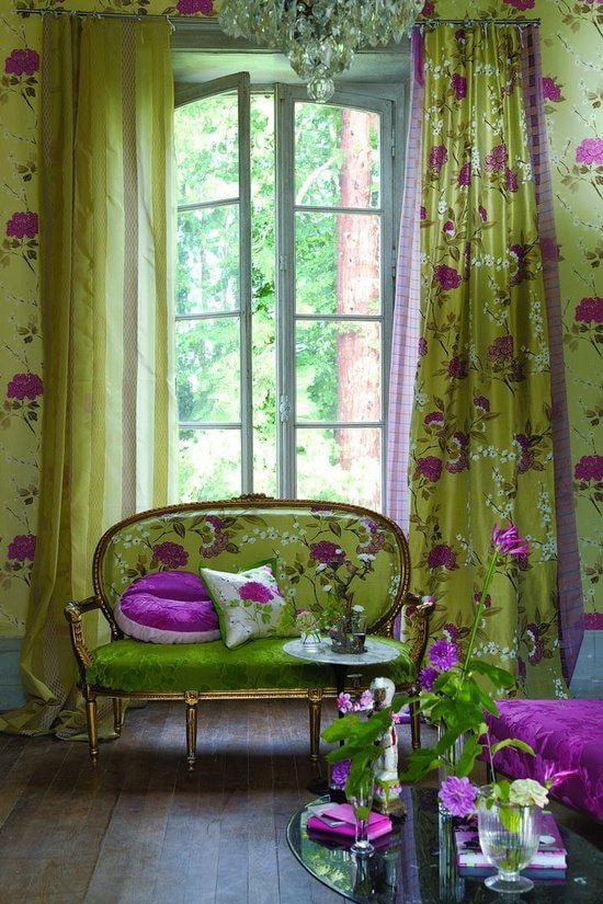 kanapé zöld kárpittal, virágokkal a belső térben