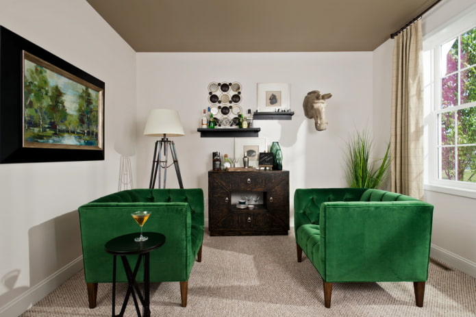 zöld kanapék a lábakon a belső térben