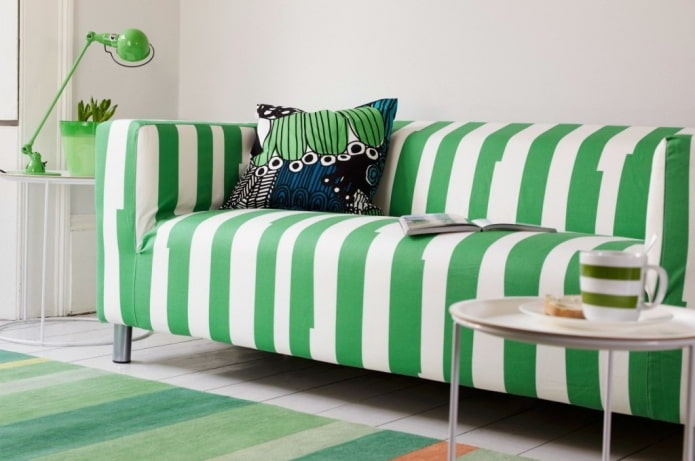 kanapé, zöld kárpitozással, csíkokkal a belső térben