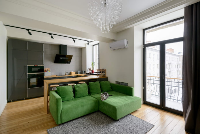 groene bank in het interieur van de keuken-woonkamer