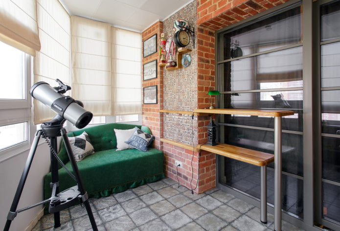 groene bank in het interieur van de loggia