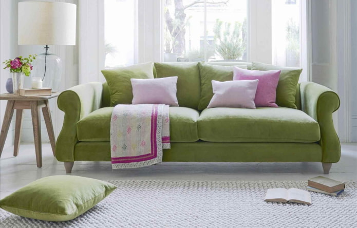 zöld kanapé párnákkal kombinálva