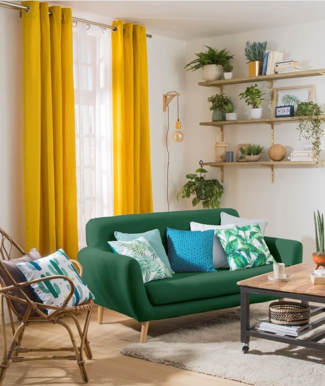 zöld kanapé függönyökkel kombinálva