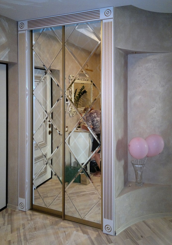 specchio smussato integrato nell'armadio all'interno