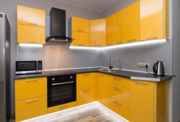 εσωτερικό κουζίνας σε κίτρινο-γκρι τόνους