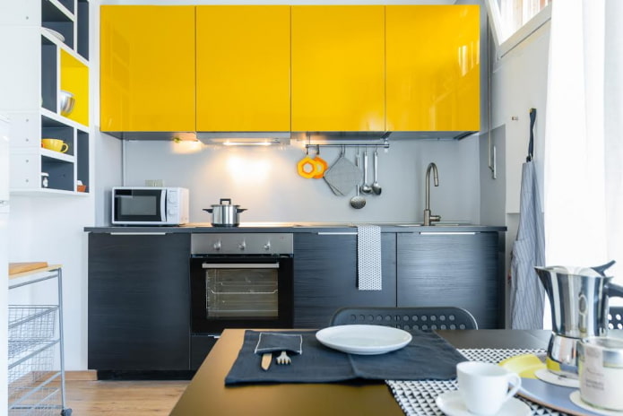 פנים המטבח בצבעים שחור וצהוב