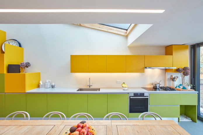 εσωτερικό της κουζίνας σε κίτρινο-πράσινους τόνους