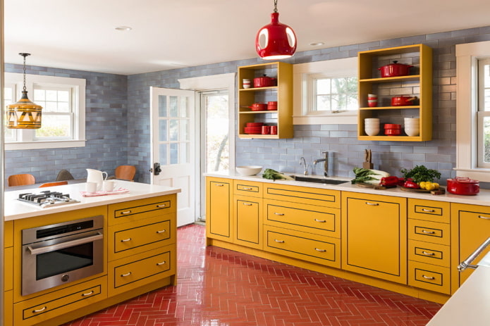 εσωτερικό της κουζίνας σε κίτρινα και κόκκινα χρώματα