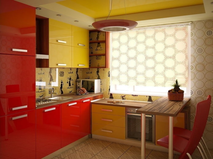 εσωτερικό της κουζίνας σε κίτρινα και κόκκινα χρώματα