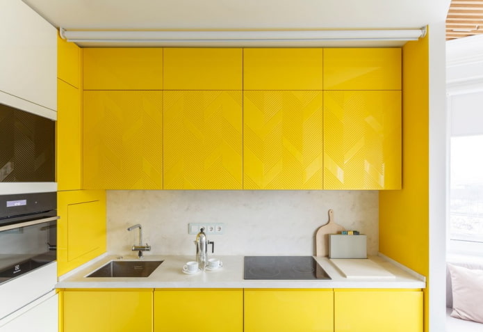 פנים המטבח בצבעים צהוב ולבן