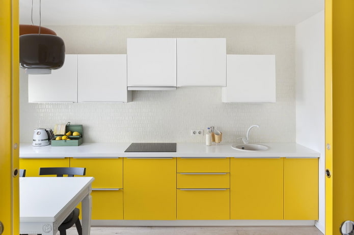 εσωτερικό της κουζίνας σε κίτρινο και λευκό χρώμα
