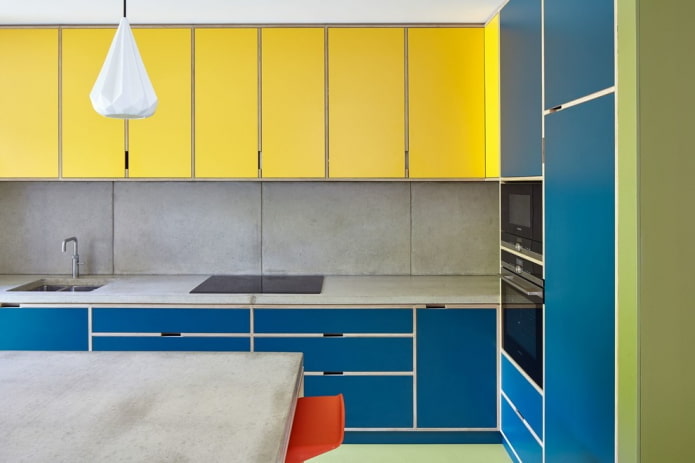 εσωτερικό της κουζίνας σε κίτρινους και μπλε τόνους