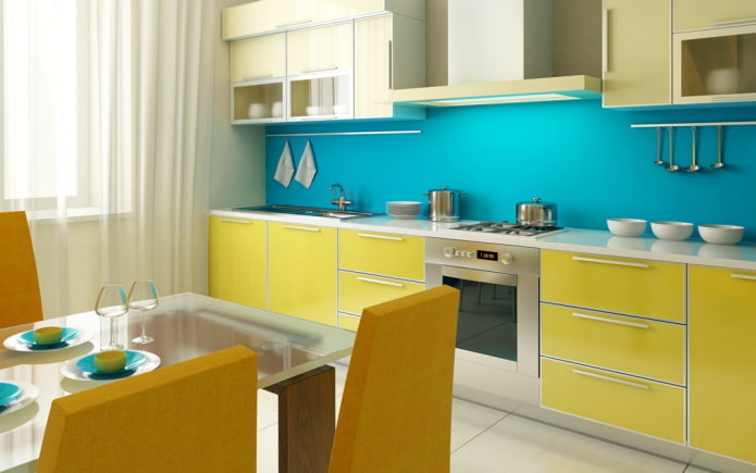 εσωτερικό κουζίνας σε κίτρινο-μπλε τόνους