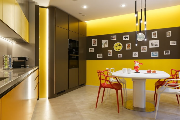 εσωτερικό της κουζίνας σε κίτρινο-καφέ τόνους
