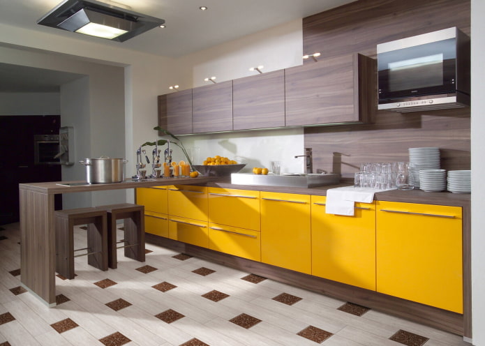 εσωτερικό κουζίνας σε κίτρινο-καφέ τόνους