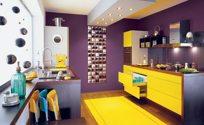 εσωτερικό κουζίνας σε κίτρινους-μωβ τόνους