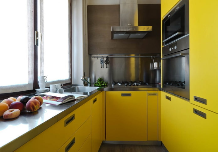 ריהוט ומכשירי חשמל בפנים המטבח בגוונים צהובים
