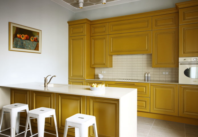 εσωτερικό κουζίνας σε κίτρινους τόνους
