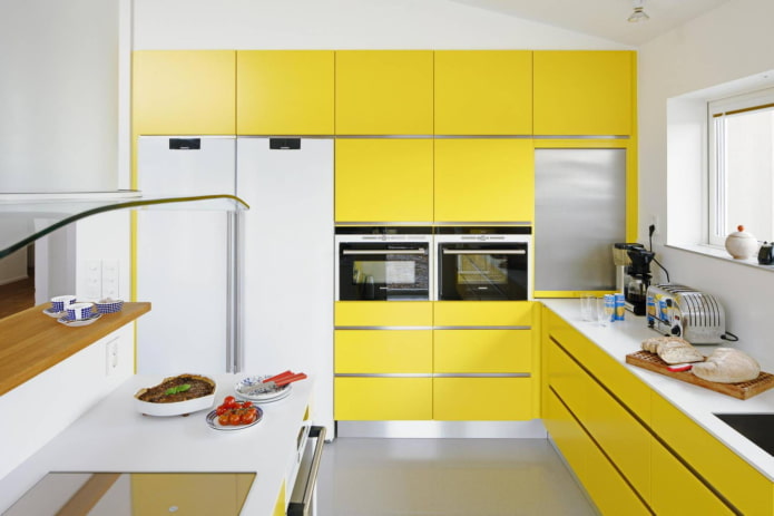 κουζίνα σε κίτρινους τόνους σε μοντέρνο στιλ