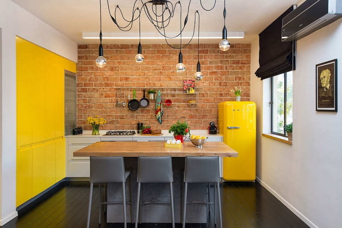 κίτρινες πινελιές στο εσωτερικό της κουζίνας