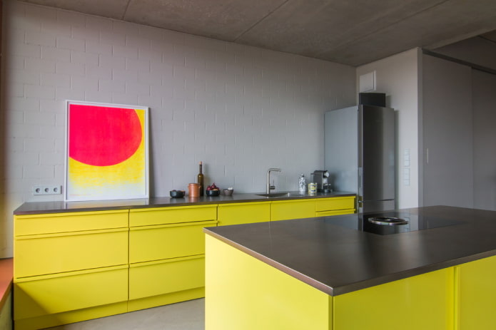 εσωτερικό κουζίνας σε κίτρινο-γκρι τόνους
