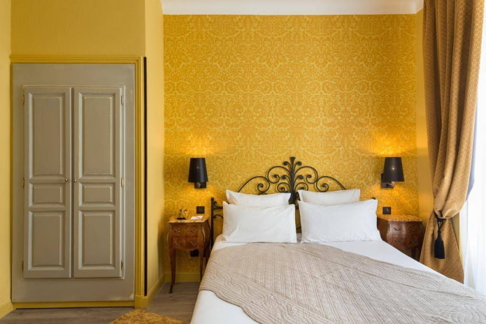 arredi all'interno della camera da letto nei toni del giallo