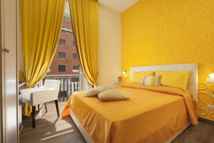 decorazione tessile della camera da letto nei toni del giallo