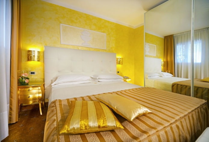 decorazione tessile della camera da letto nei toni del giallo