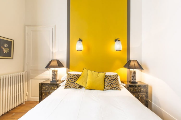 arredamento e illuminazione all'interno della camera da letto nei toni del giallo