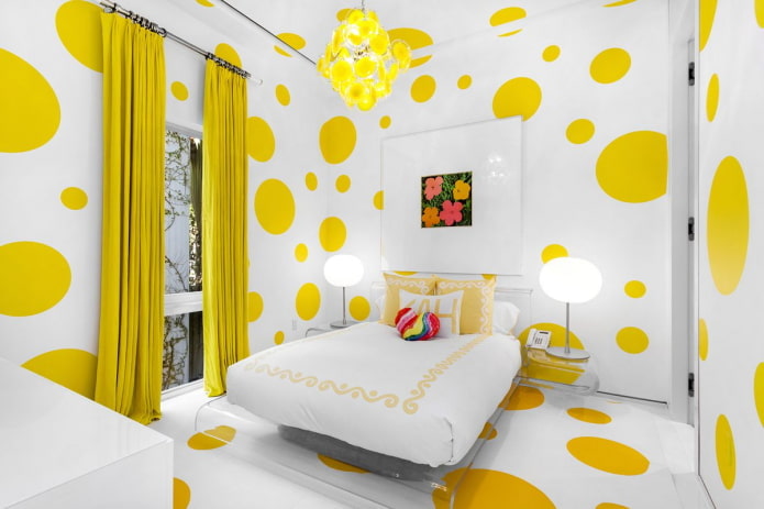 arredamento e illuminazione all'interno della camera da letto nei toni del giallo