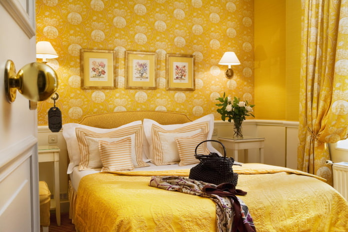 interno della camera da letto nei toni del giallo